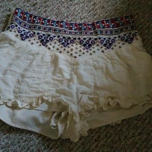 Detailed off white ruffle shorts